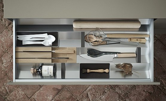 Drawer organization 3: knife block and rolling pin can be fitted perfectly into the prisms