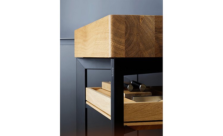 The 12 cm-thick wood top layer makes the b Solitaire oak a distinctive item