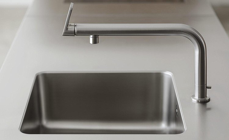 Le robinet mitigeur à monocommande peut s'actionner d'une seule main ou avec le coude 