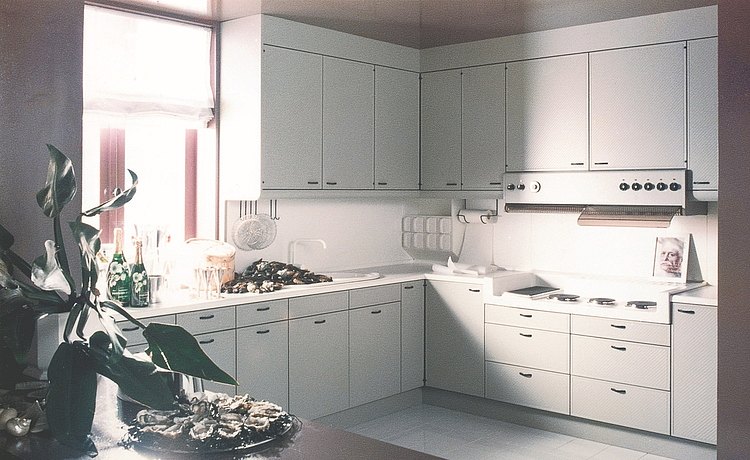1974: Введение Concept 12: кухня с современным языком форм и практичным дизайном делает bulthaup лидером в сфере инноваций