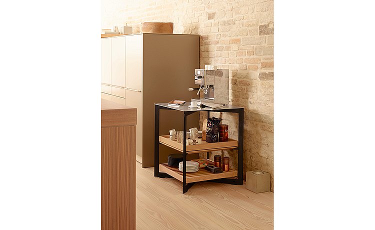 b Solitaire stainless steel as a stylish coffee bar: grid and pull-out for crockery and accessories, with the espresso machine on top