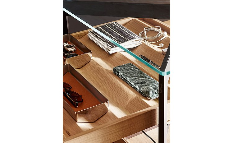 Wooden prisms in the pull-out tray create space and order for individual items