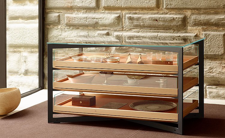 b Solitaire glass, 140 cm-long, freestanding in the room as a storage place for crockery and glassware