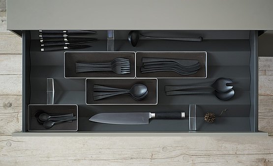 Drawer organization 2: stainless steel trays with plastic inserts are the ideal elements for your cutlery