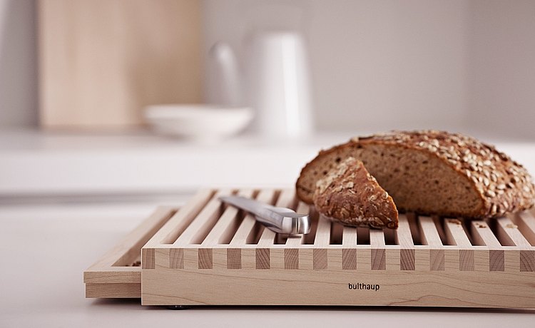 Tabla de cortar pan con rejilla de madera ensamblada y bandeja extraíble para las migas