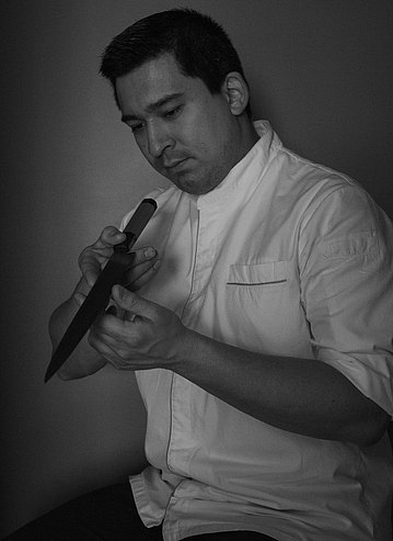 Tohru Nakamura begutachtet die einzigartigen Schmiedemuster seines Messers