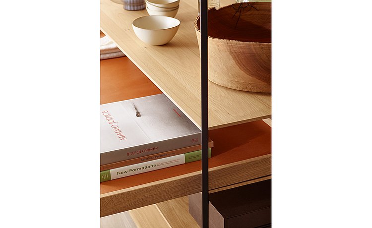 With its robust aluminum frame, the b Solitaire shelf allows for pull-out trays without losing stability