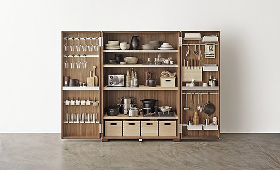 Using the sophisticated organization system and the storage doors, space in the cabinet can be used optimally. 