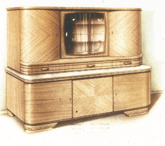 Imagen en color de un aparador de cocina macizo con esquinas redondeadas