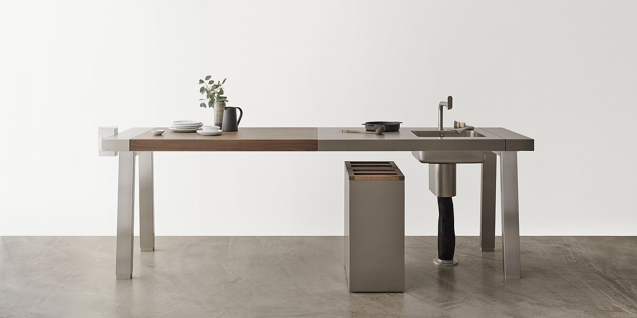 b2 table de travail : très accessible, elle séduit par son design minimaliste, et offre de la place pour les jambes