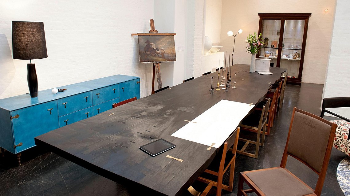sechs Meter langer Tisch aus gebranntem Platanenholz mit Schwalbenschwanzverbindungen und einer rechteckigen Intarsie aus gebleichtem Ahorn