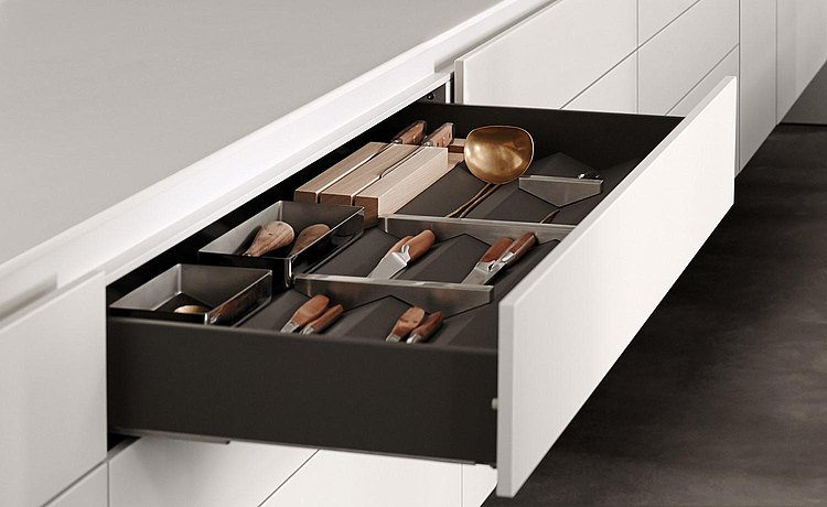 Drawer with organizing elements. Link: Equipment and functional elements for an organization system customized for you