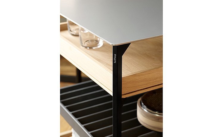 Combine materials as you like: stainless steel top, wooden pull-out, and aluminum grid