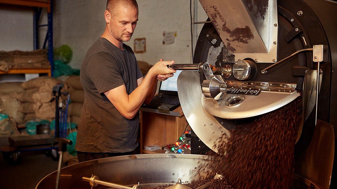 Andreas Felsen bei der Arbeit in seiner Kaffeerösterei.