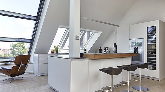 Die alpinweiße bulthaup b3 fügt sich perfekt in die Münchner Dachgeschosswohnung ein.