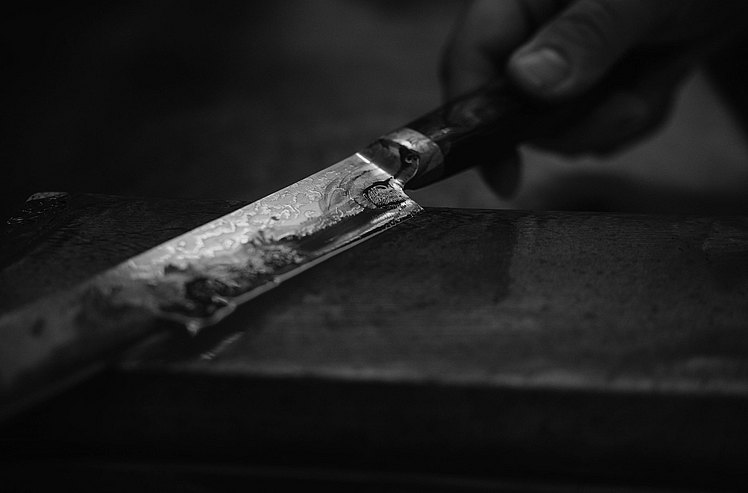 Nahaufnahme eines Fischfiletiermessers, ein Geschenk des japanischen Meisterkochs Satoru Akiyama
