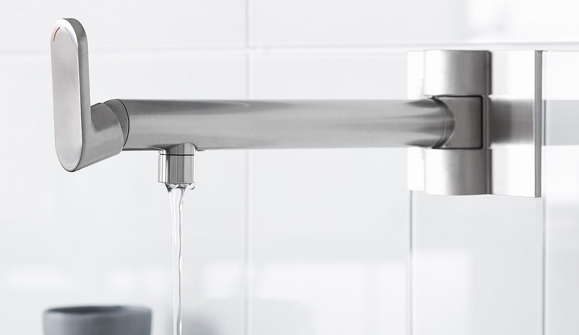 The wall-mounted, swiveling faucet makes work easier 