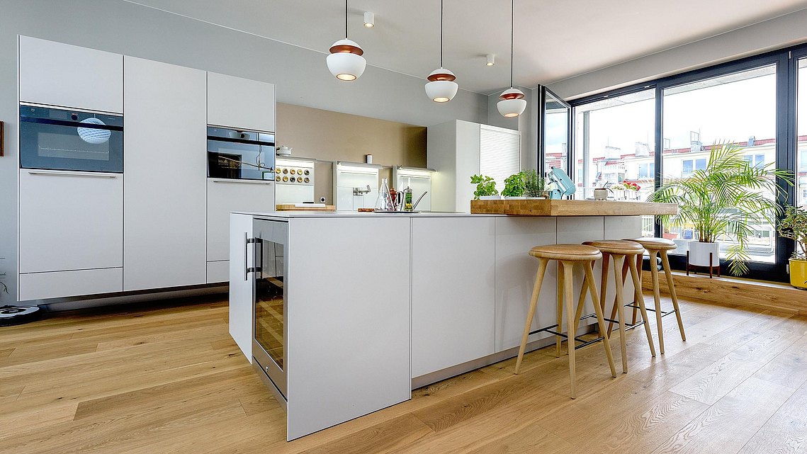 Die Kücheninsel als Tresen bildet die Verbindung zwischen dem Küchen- und Wohnbereich