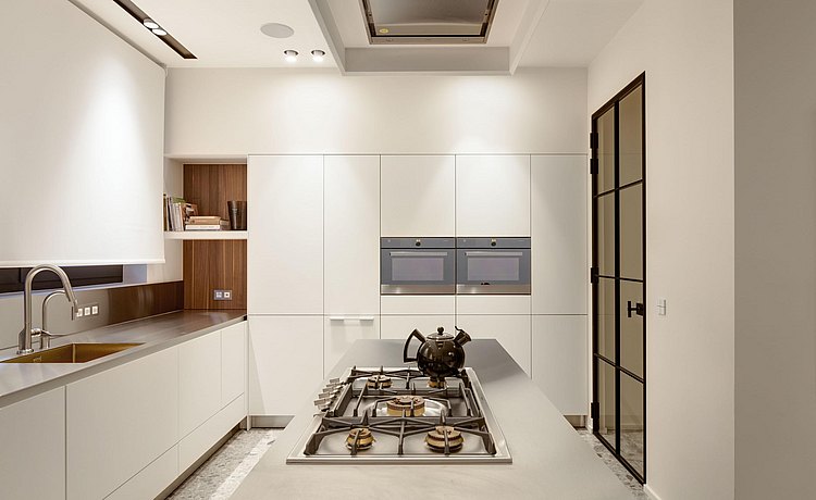 De keuken bestaat uit een minimalistisch materialenpalet