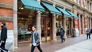 Fassade des Dean & DeLuca Geschäfts in New York