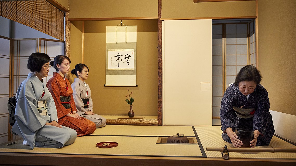 Im Teeraum Shōseian wird im Rahmen öffentlicher Vorführungen eine kurze Teezusammenkunft gezeigt.