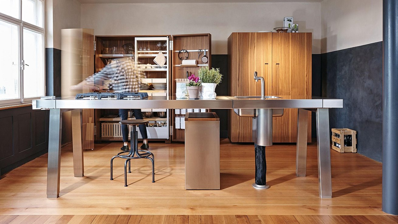 Die b2 Küchenwerkstatt bestehend aus drei skulpturalen Elementen Werkbank, Werkschrank und Geräteschrank.