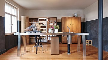 Die b2 Küchenwerkstatt bestehend aus drei skulpturalen Elementen Werkbank, Werkschrank und Geräteschrank.