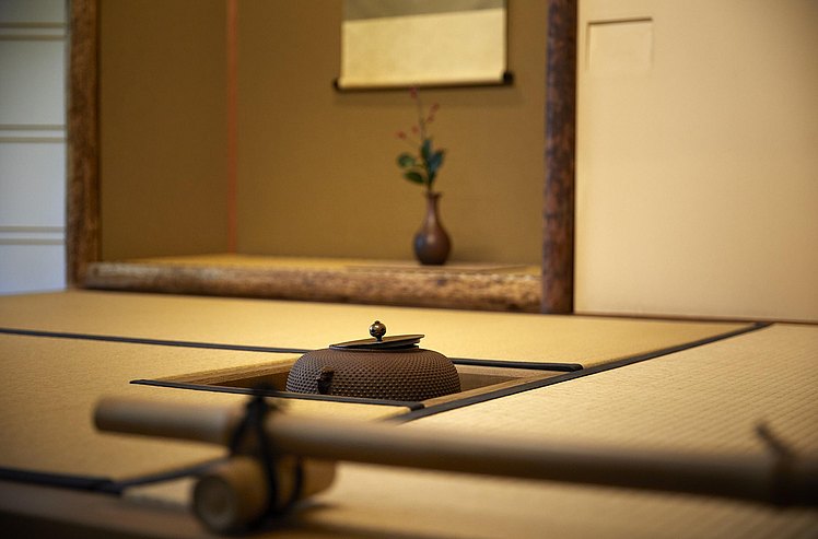 Auf traditionelle Weise wird im japanischen Teeraum das Wasser erhitzt.