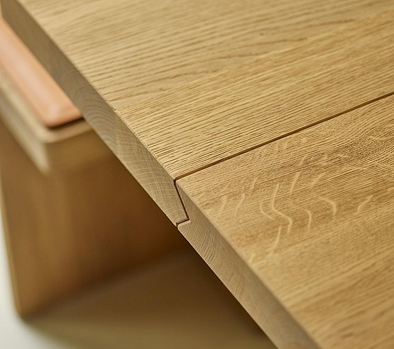 Perfect in elkaar grijpende houten bovenbladen van het tafelblad