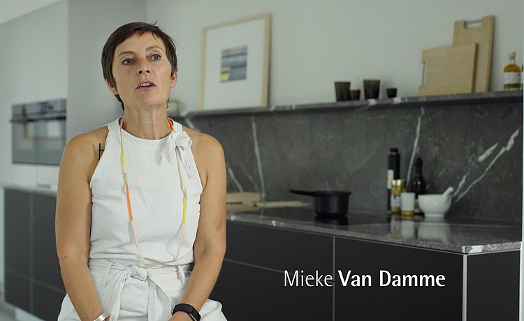 [Translate to International French:] Mieke Van Damme aan het woord over de sfeer in de showroom.