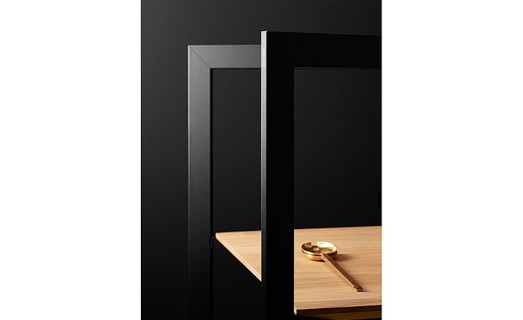 El bastidor de aluminio negro combinado con la calidez de la madera aporta una imagen intemporal al espacio vital
