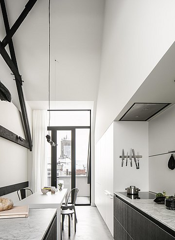 De zwart-wit bulthaup b3 keuken in de woonloft.