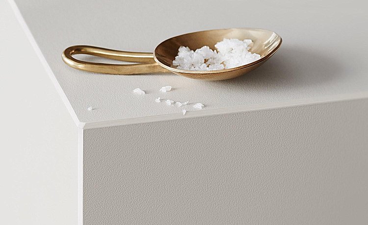 Werkblad en fronten in mat wit. Link: Individuele vormgeving van uw keuken met metaal, laminaat en lak