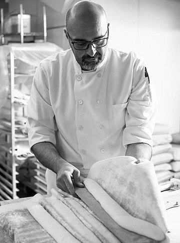 Stéphane Amar formt einen Teig zu einer seiner vielen Brotkreationen.
