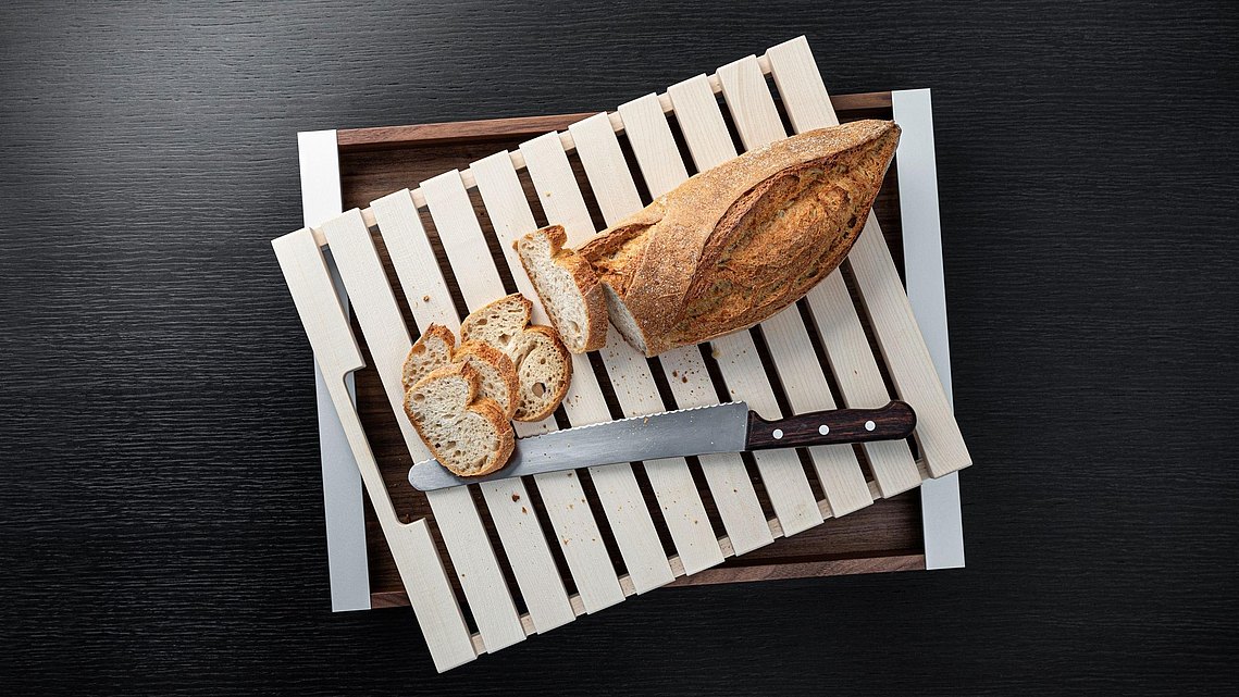 Das bulthaup Brotschneidbrett in Kombination mit dem eleganten, zeitlose. Serviertablett.