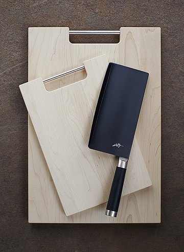 Solid maple board in various sizes with practical metal handle