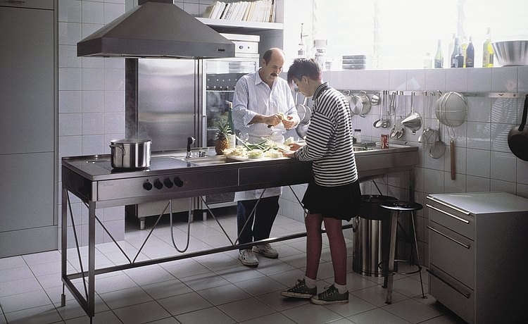 1988: Vorstellung: Küchenwerkbank aus Edelstahl, bedienbar von zwei Seiten