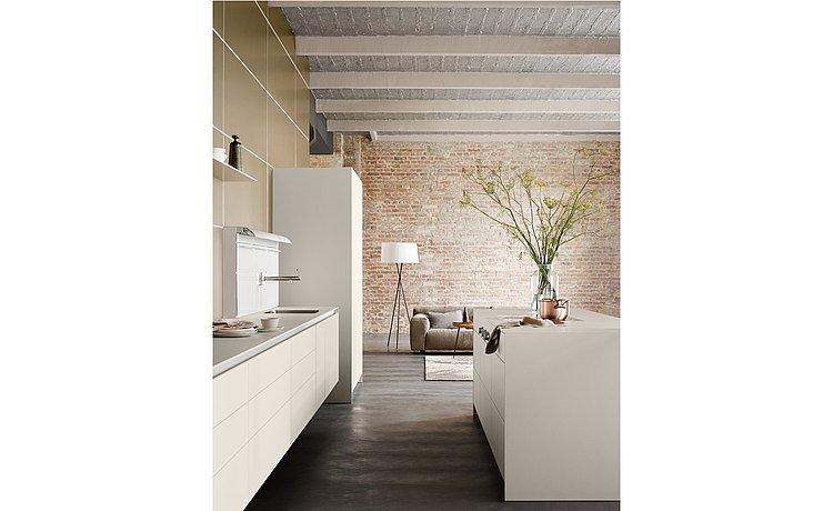 The classic design: floating kitchen unit and floor-standing kitchen island in matt white 