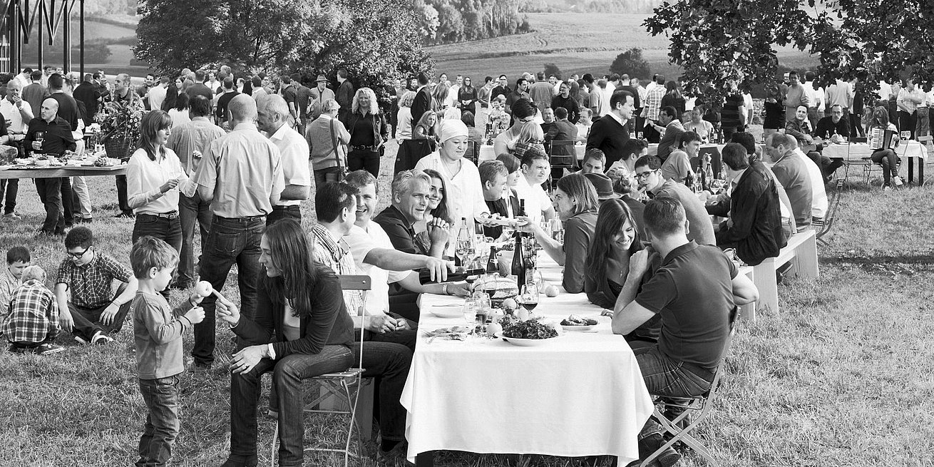 bulthaup en zijn medewerkers bij een picknick: een grote familie met een emotionele band met het merk 