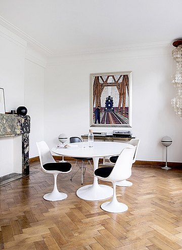 Une table et des chaises ‘ Tulip’ de Eero Saarinen pour Knoll.