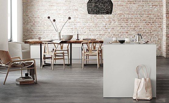 Floor-standing kitchen island as a connecting element for the dining and living space