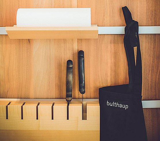ustensiles de cuisine tablier et couteaux