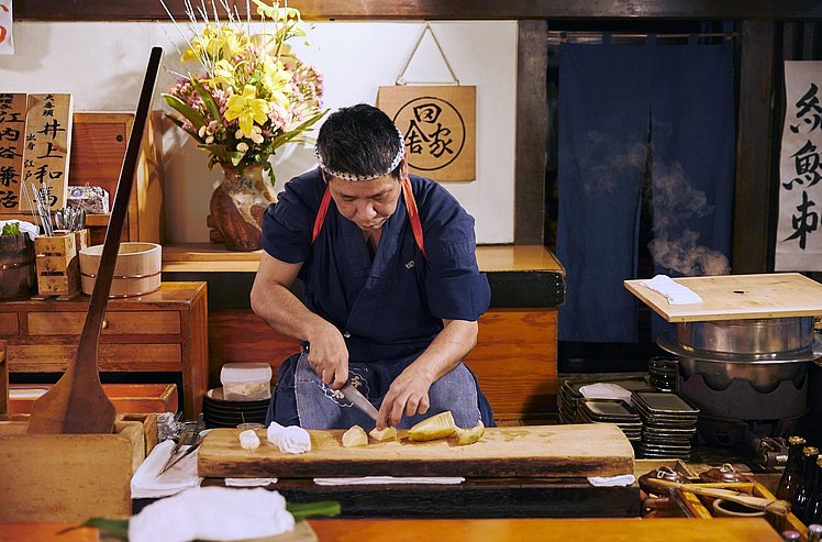 Ein Grillmeister des Inakaya bei der Zubereitung der Speisen