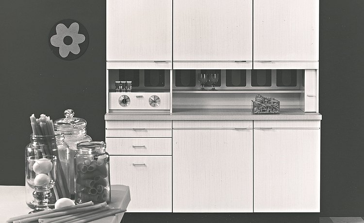 1969: bulthaup stellt Stil 75 vor: eine schlicht gehaltene Küchenzeile mit Ober- und Unterschränken