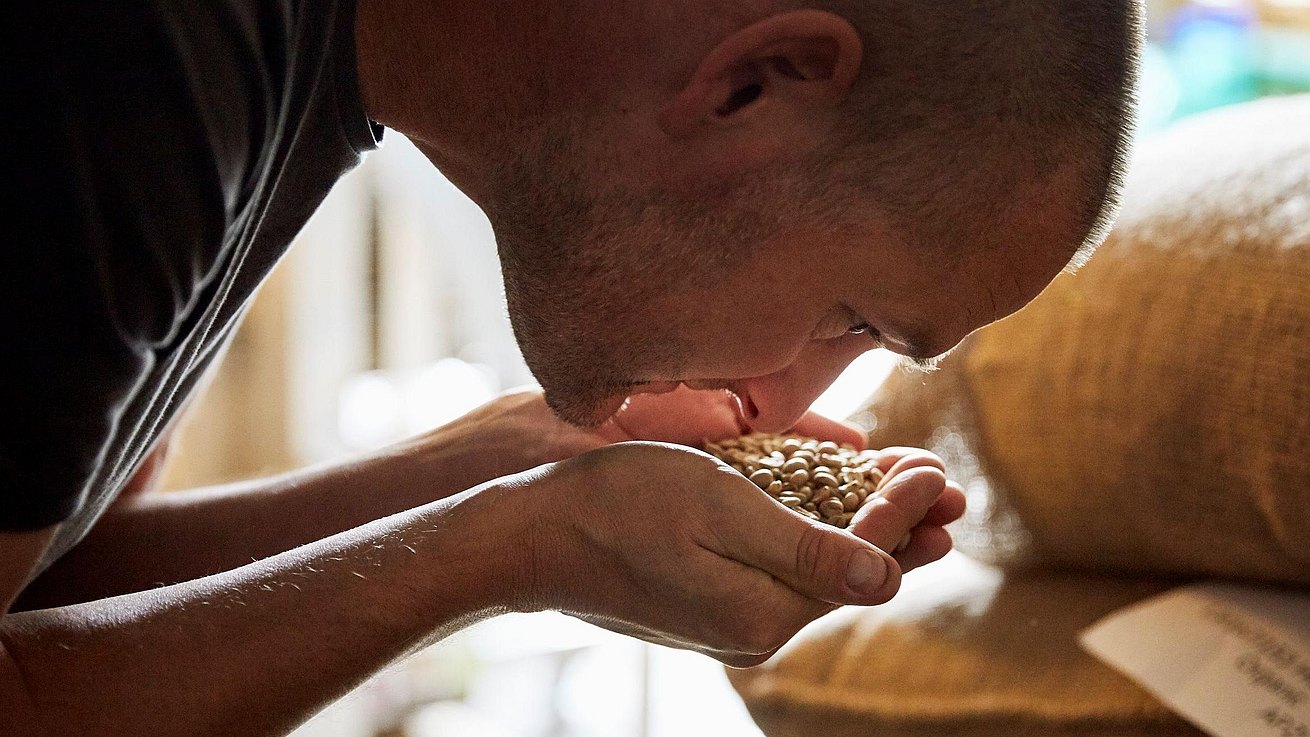 Andreas Felsen besser bekannt als „Pingo“ genießt den unverwechsebaren Duft seiner Kaffeebohnen.