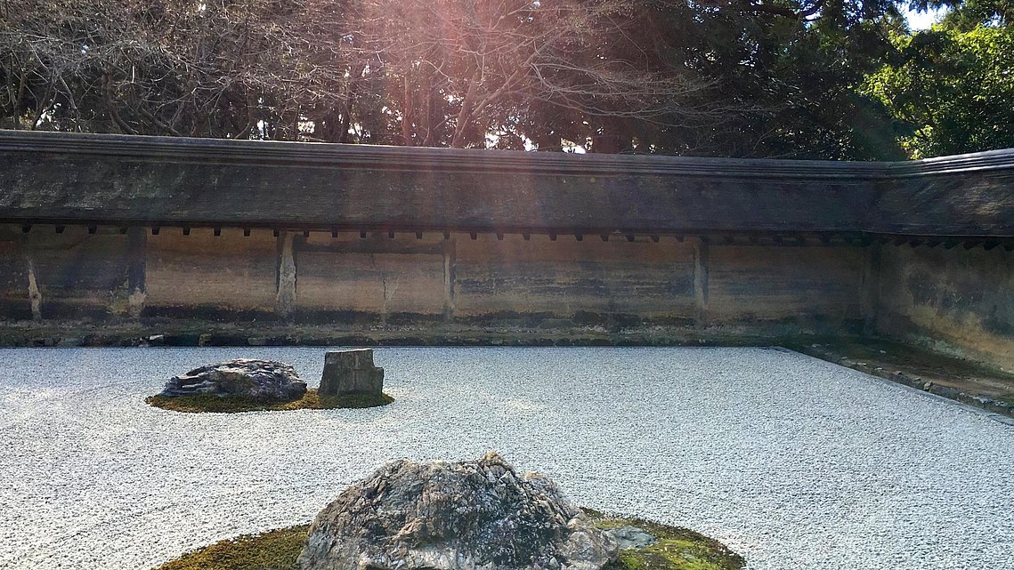 Kare-san-sui, der Weg der ausgetrockneten Landschaft, auch bekannt als Zen-Garten ist eine der bekanntesten Traditionen der fernöstlichen Kultur.