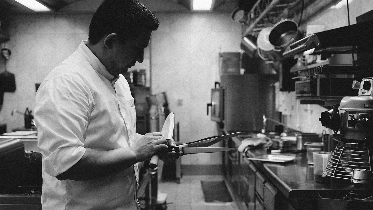 Tohru Nakamura inspiziert die Messer in seiner Küche