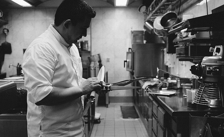 Tohru Nakamura inspiziert die Messer in seiner Küche