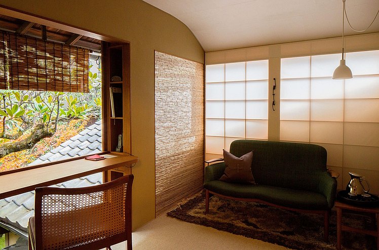Stilvolles Hotelzimmer, in der charakteristischen, vom japanischen Washi-Papier erzeugten Lichtstimmung
