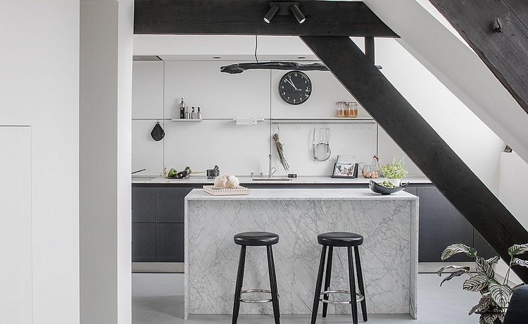 De b3 bulthaup keuken in de woonloft is uitgevoerd in zwart en wit. 